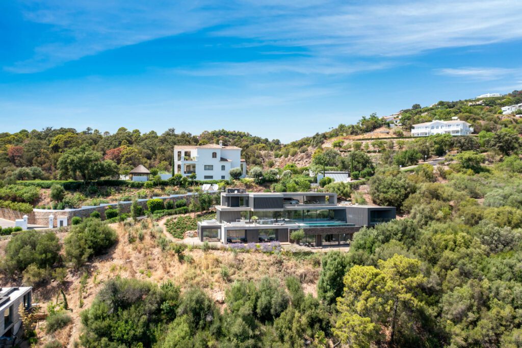 Areas Marbella Luxury villas: 2023 08 21 Investinspain INVESTINSPAIN Marbella Club Golf drone p1