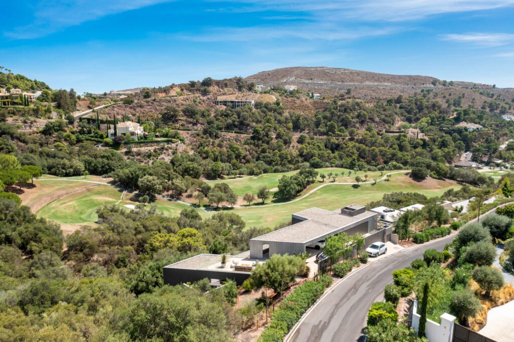 Luxury villa golf course - 2023 08 21 Investinspain INVESTINSPAIN Marbella Club Golf drone p8