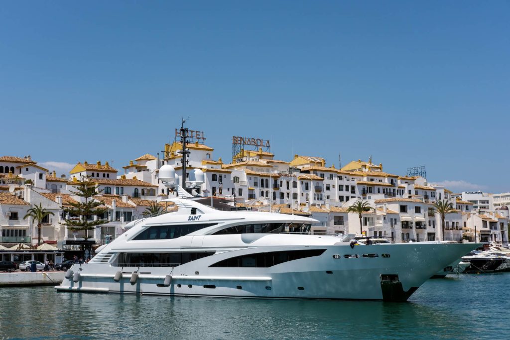 Luxe leven Marbella 1920 puerto banus spain 2016 view of a luxury yacht in the harbour 1
